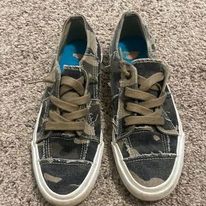 Blowfish Malibu camo shoes. Size 7
